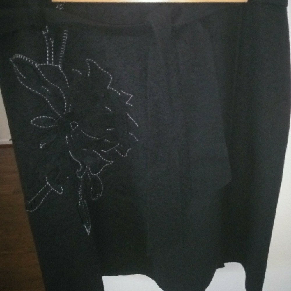 Nwt Company Ellen Tracy skirt w applique flowe